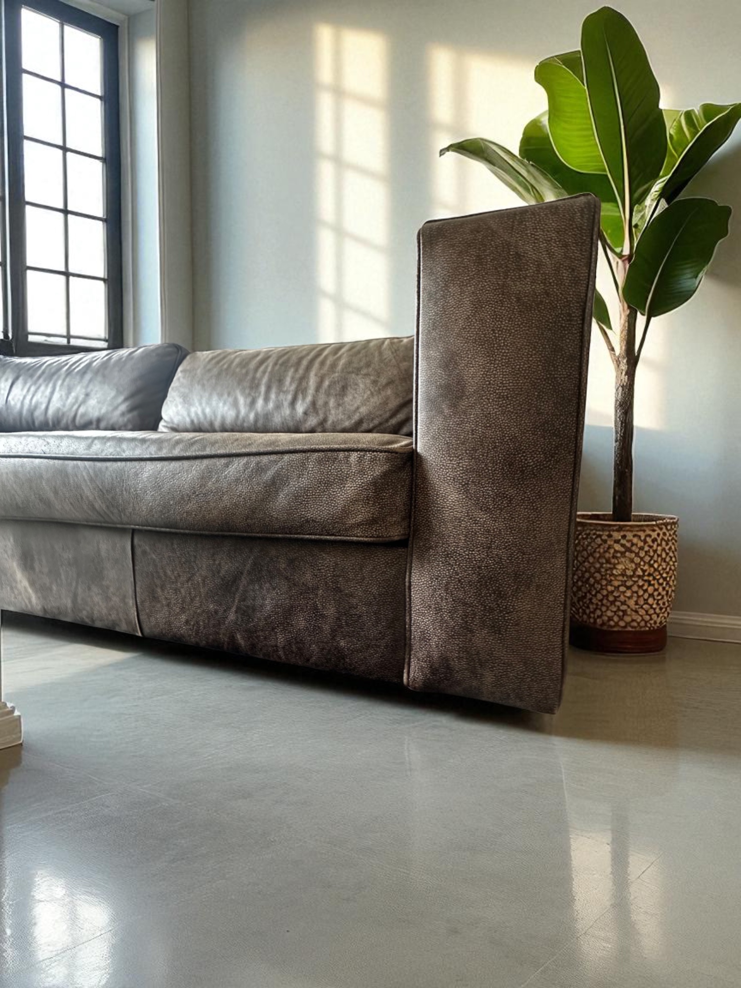 Contemporary genuine leather 3-seater sofa with plant decor