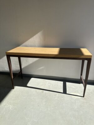 Modern Oak Veneer Console Table with Dark Frame – Minimalist Scandinavian Design