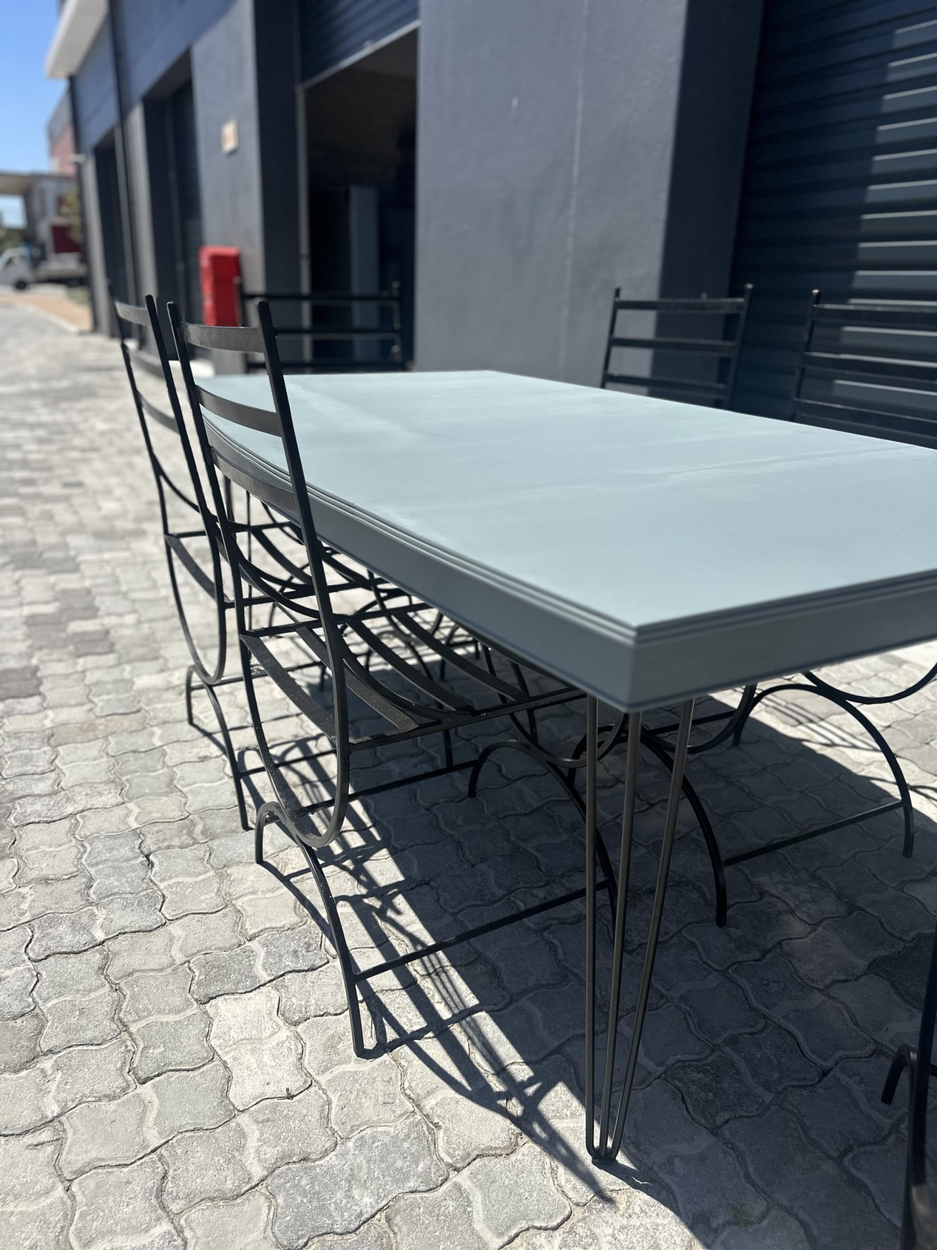 Gorgeous outdoor table and 6 cast iron chairs - Image 10