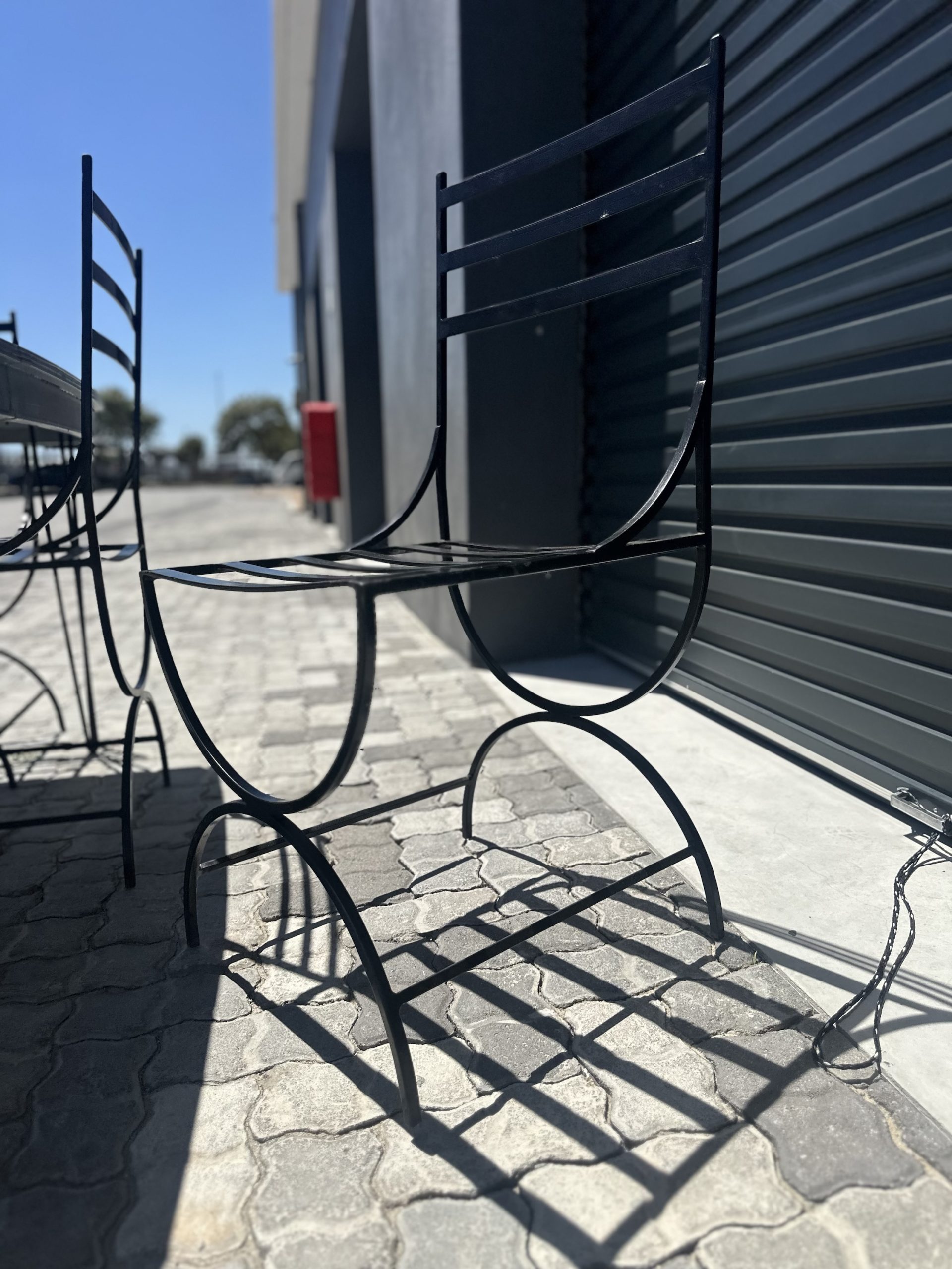 Gorgeous outdoor table and 6 cast iron chairs - Image 8