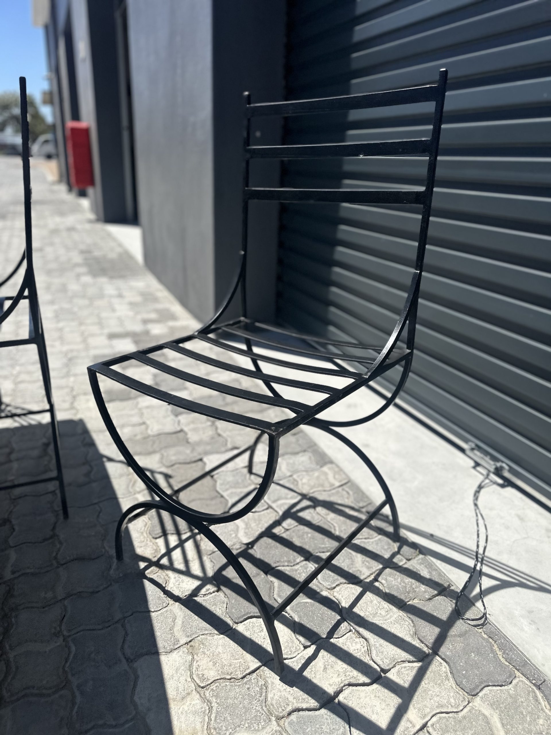 Gorgeous outdoor table and 6 cast iron chairs - Image 9