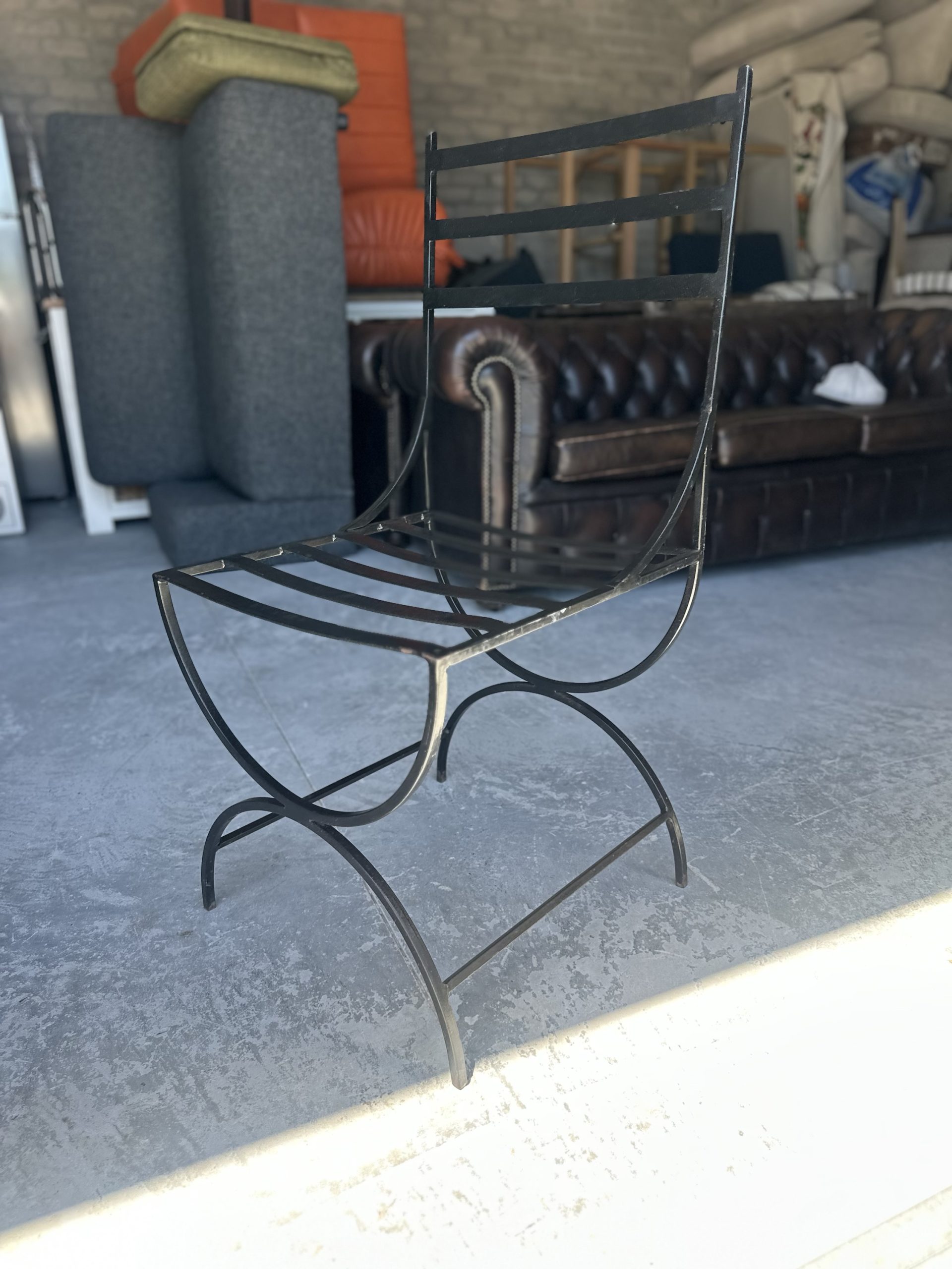 Gorgeous outdoor table and 6 cast iron chairs - Image 5