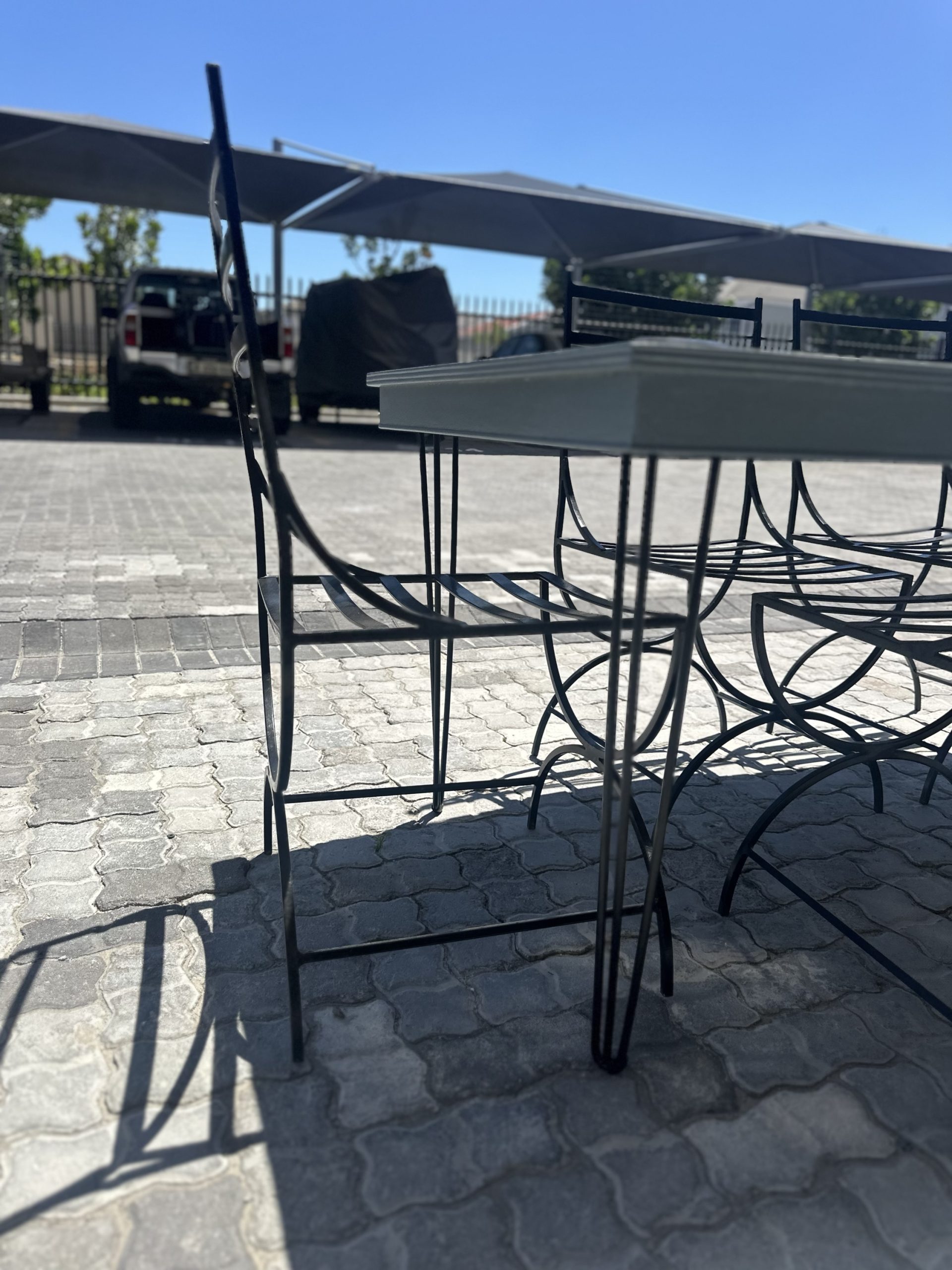 Gorgeous outdoor table and 6 cast iron chairs - Image 4