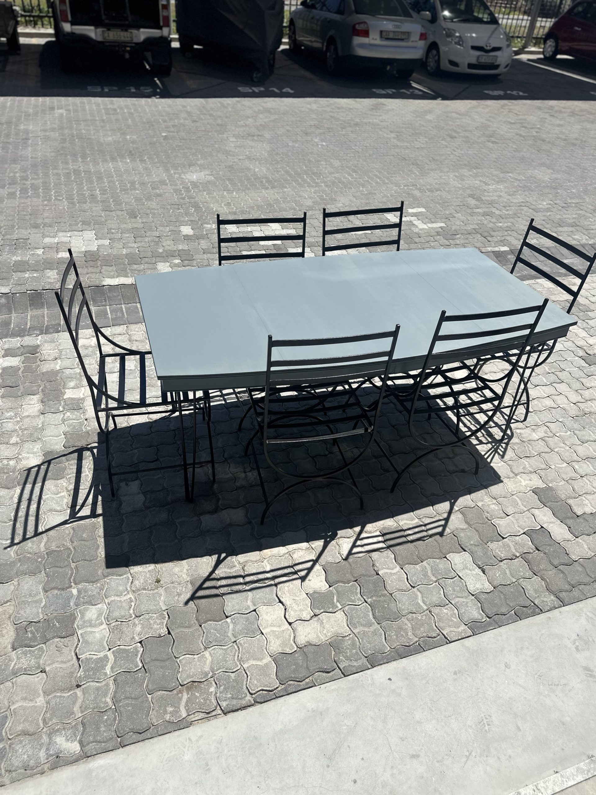 Gorgeous outdoor table and 6 cast iron chairs - Image 2