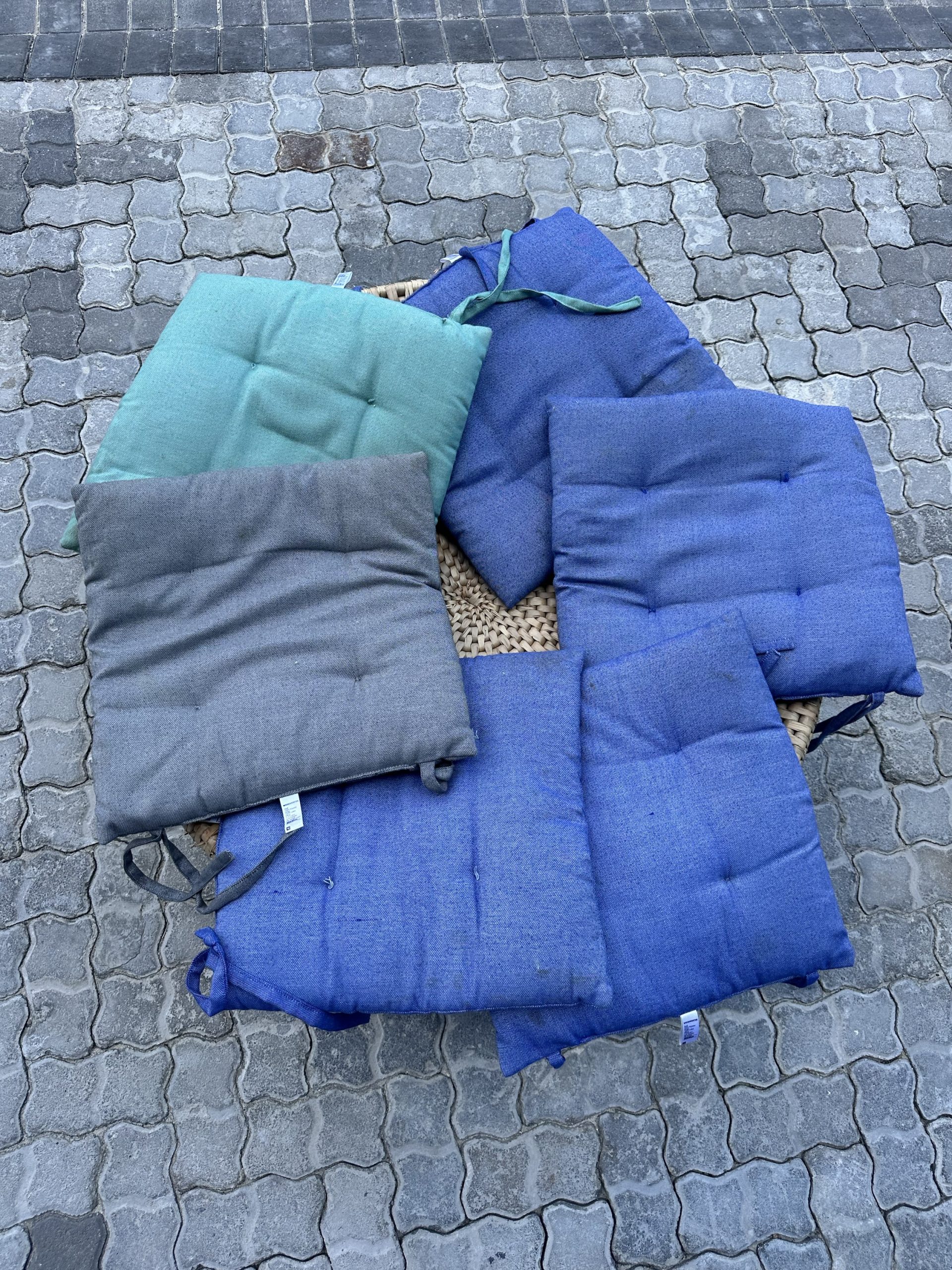 Gorgeous outdoor table and 6 cast iron chairs - Image 3